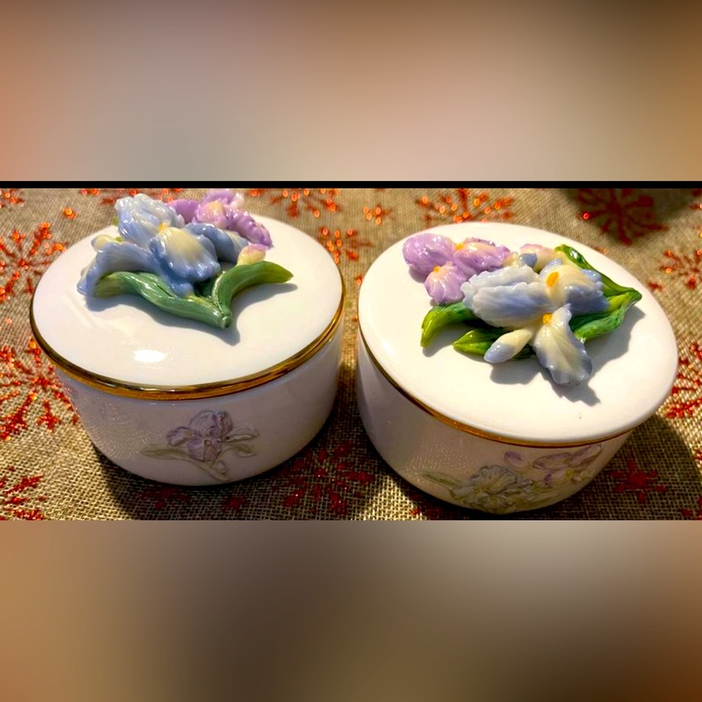 Vintage Small Porcelain trinklet Jewelry Box with Lid of Purple Flower.